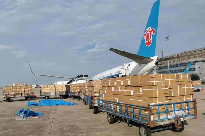 国际物流公司通过空运来运输货物